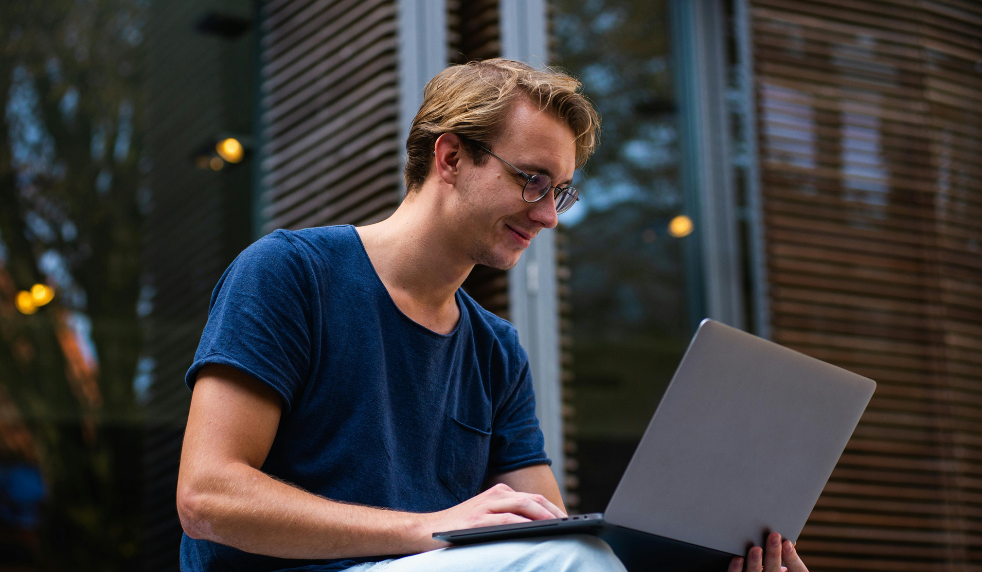 Persona che studia online usando un computer portatile
